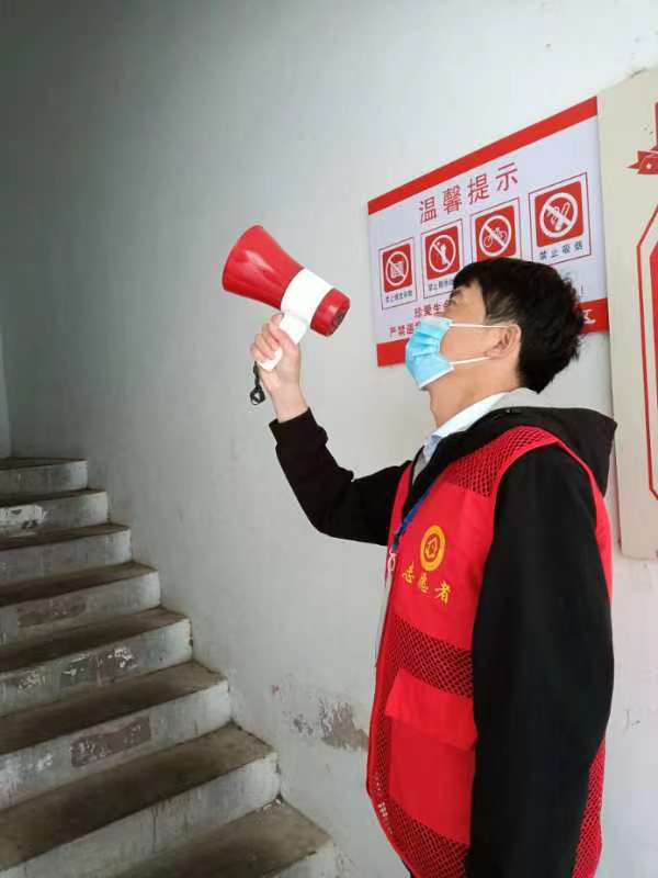 携手并肩 共克时艰 ——市住房beat365官网下载_365betribo88_农村365今日头条主页中心“支部联支部”党员志愿服务队协助共和里社区开展全员核酸检测工作纪实